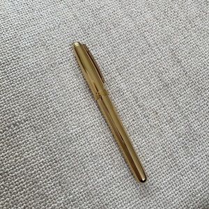 Shaeffer gold fountain pen with gold medium nib